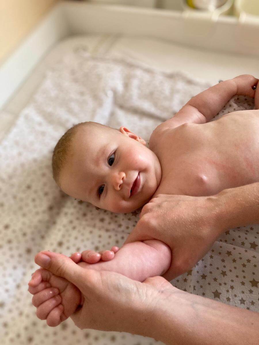 Babymassage von zuhause aus während meinem Online Babymassage Kurs