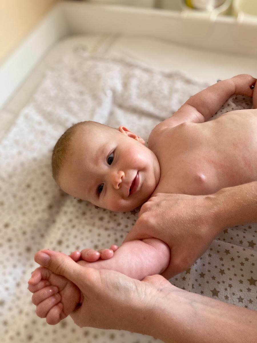 Babymassage von zuhause aus während meinem Online Babymassage Kurs